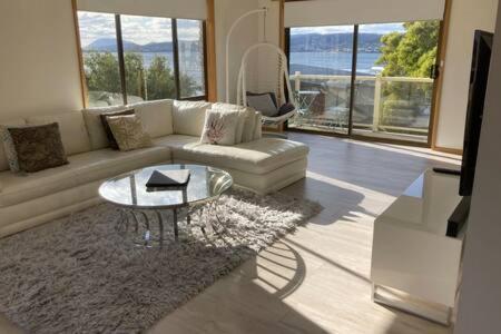 Spacious Modern Home Outstanding Views Sleeps 9 Hobart Exterior foto